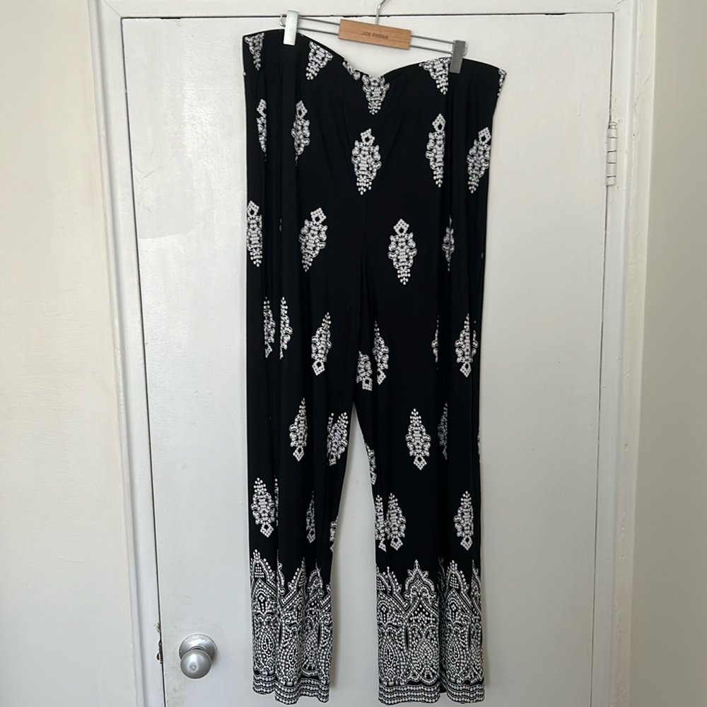Long patterned pants, wide legged